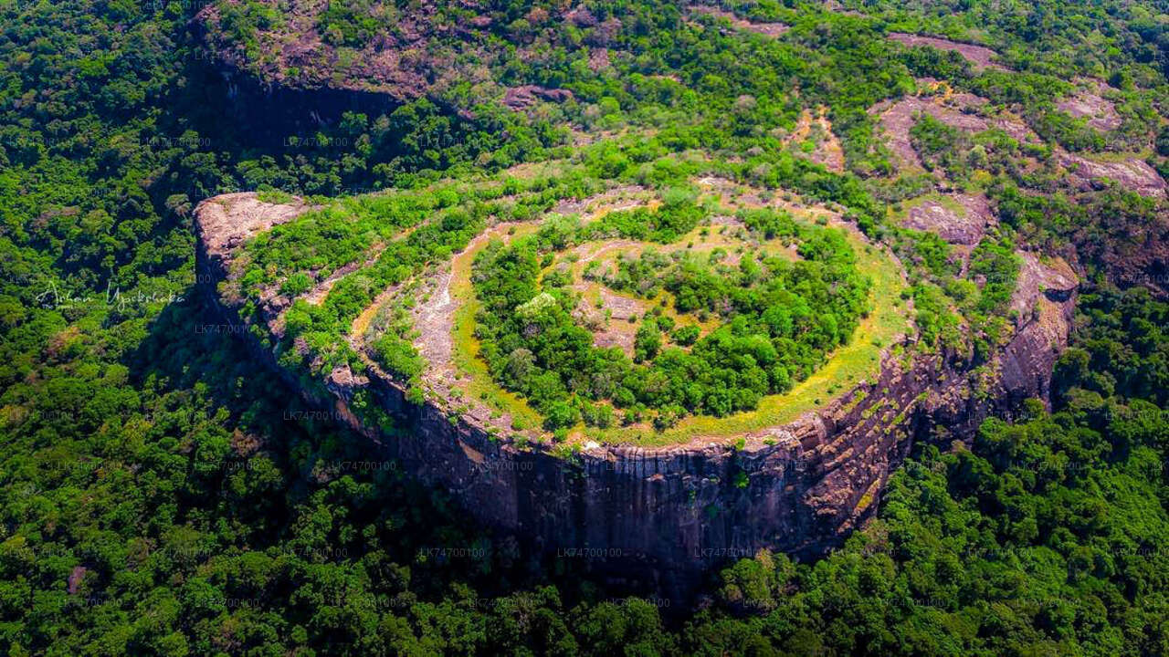 Wycieczka do Danigala Circular Rock z Aaralaganwila