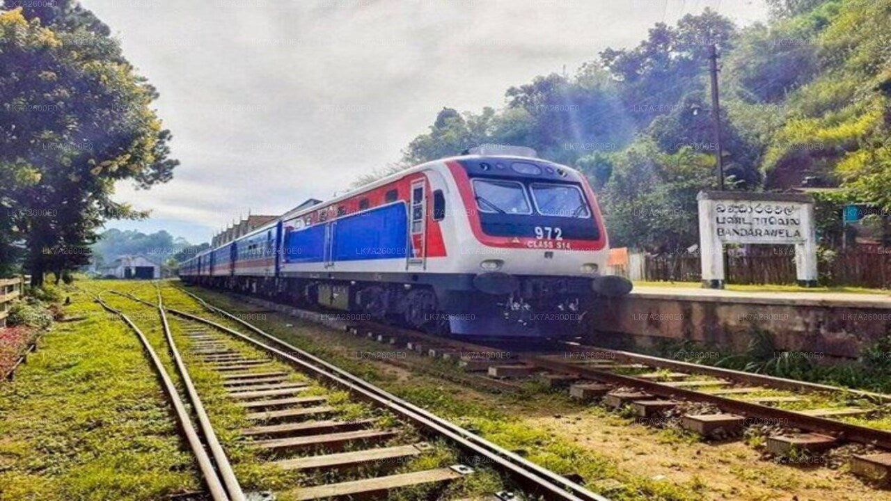 Przejazd pociągiem Peradeniya do Badulla (Pociąg nr: 1001 „Denuwara Menike”)